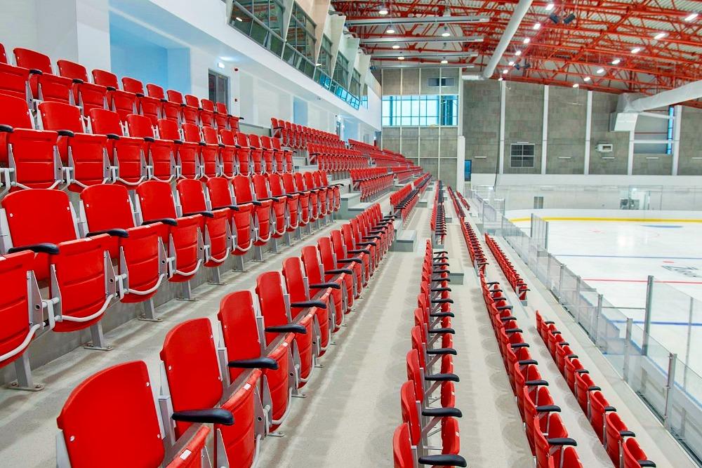 red plastic gravity folding chairs with armrests for sports and entertainment halls
